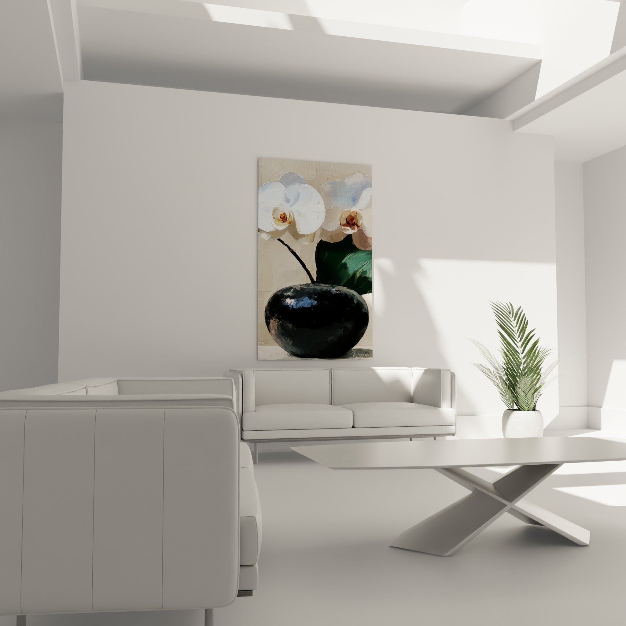 Orchidée aux pétales blancs et cœur orangé dans un vase noir, au-dessus d'un canapé dans un salon lumineux