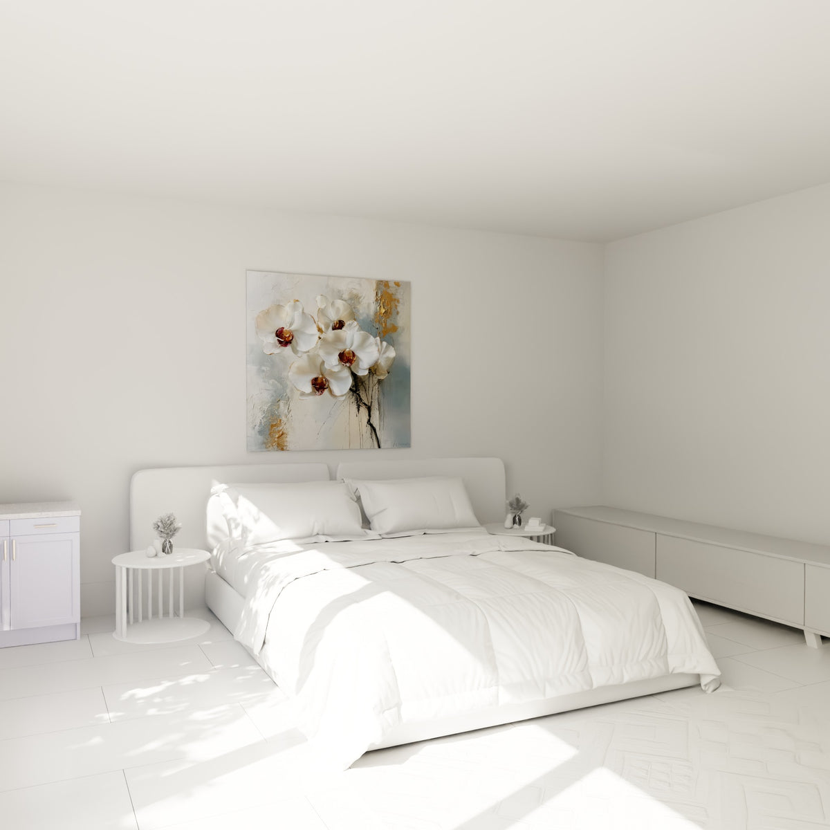 Fleurs d'orchidée blanches et dorées aux pétales texturés au-dessus d'un lit dans une chambre claire