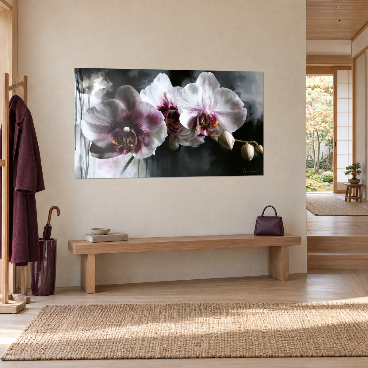 Cuadro trío de flores nacaradas veteadas de púrpura, aguadas grises de acuarela, sobre una pared beige junto a un banco de madera clara