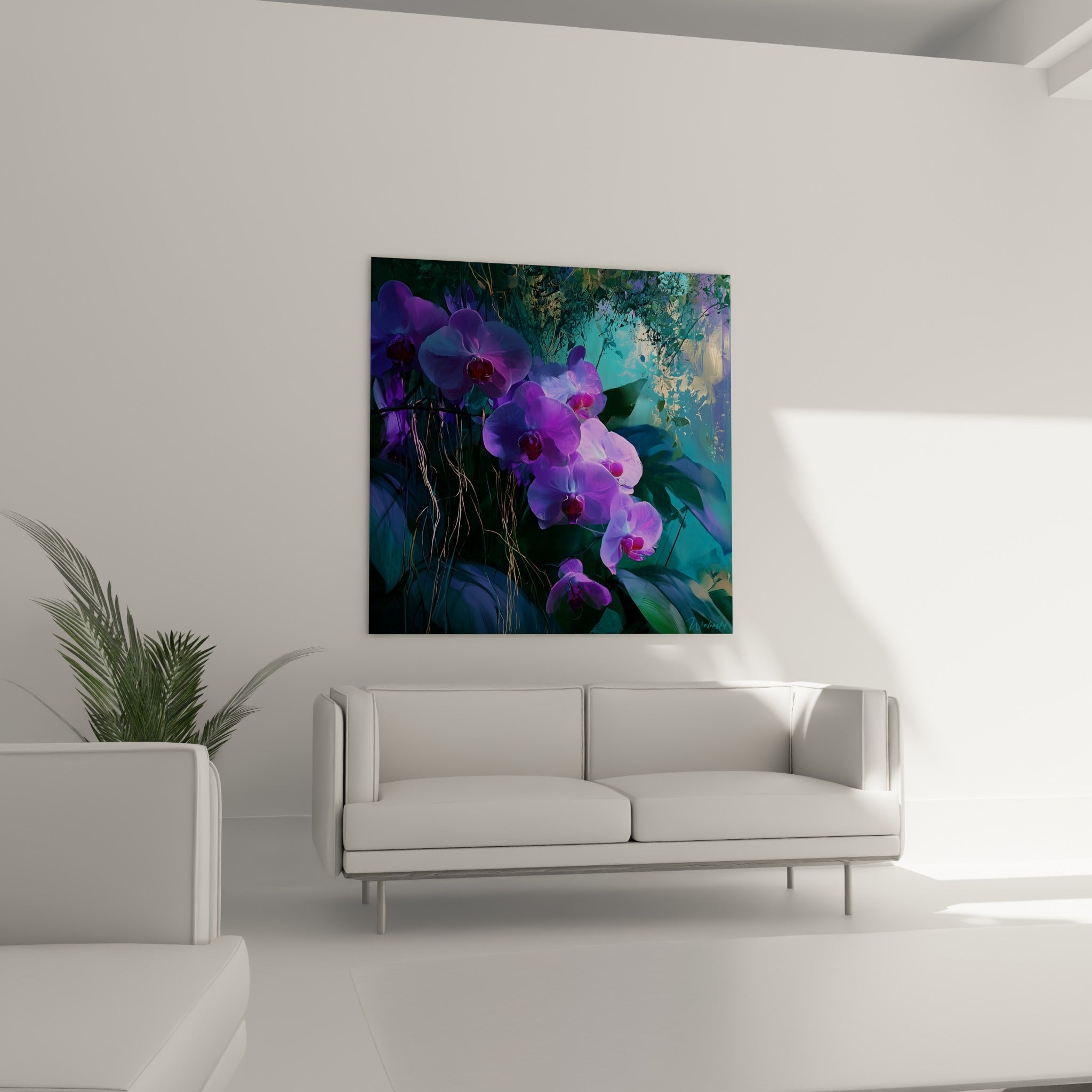 Fleurs d'orchidée violettes et turquoise disposées au-dessus d'un canapé dans un salon lumineux