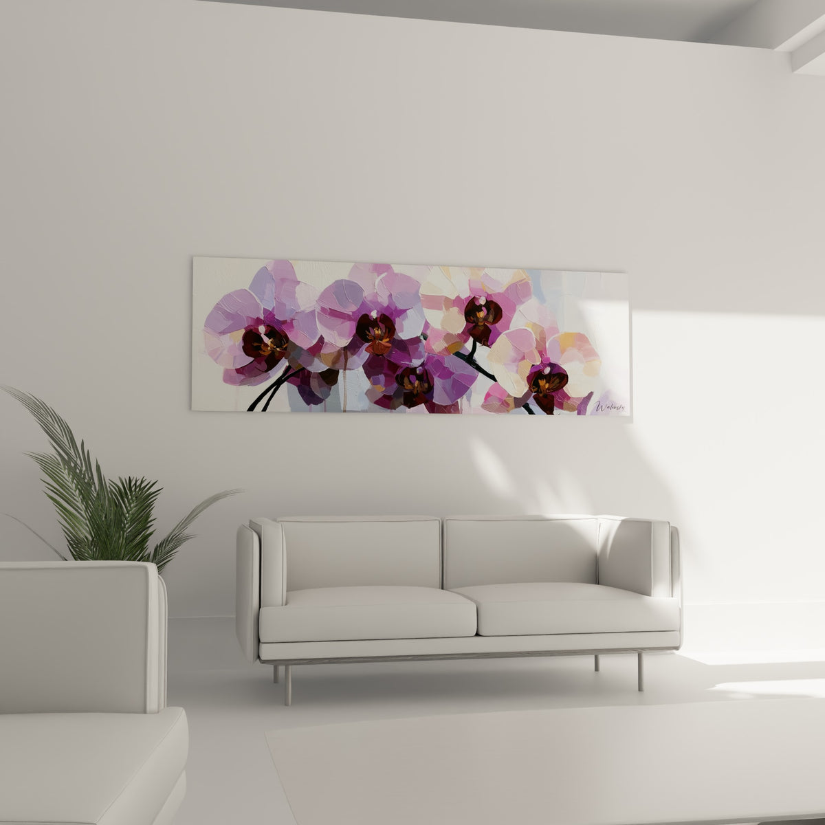 Fleurs d'orchidée rose poudré et prune positionnées au-dessus d'un canapé dans un salon lumineux