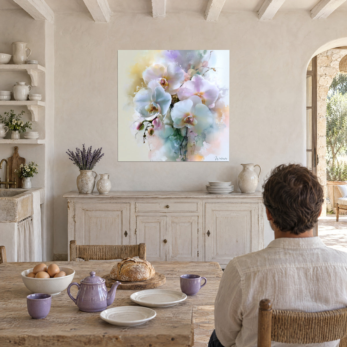 Cuadro de grandes flores de orquídea blancas nacaradas con corazones dorados, lavado pastel rosa y amarillo, frente a una mesa de comedor