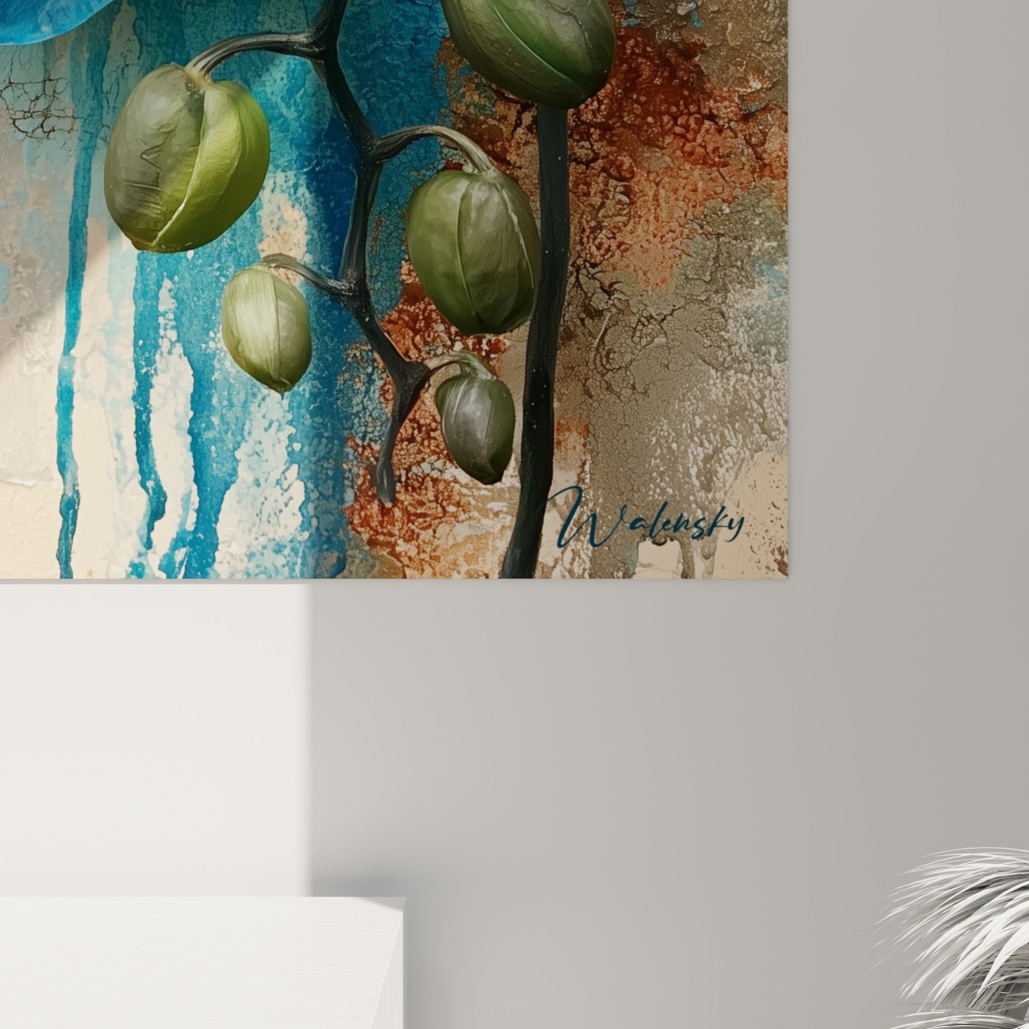 Détail des coulures bleutées et de la texture craquelée ocre entourant les pétales turquoise de l'orchidée