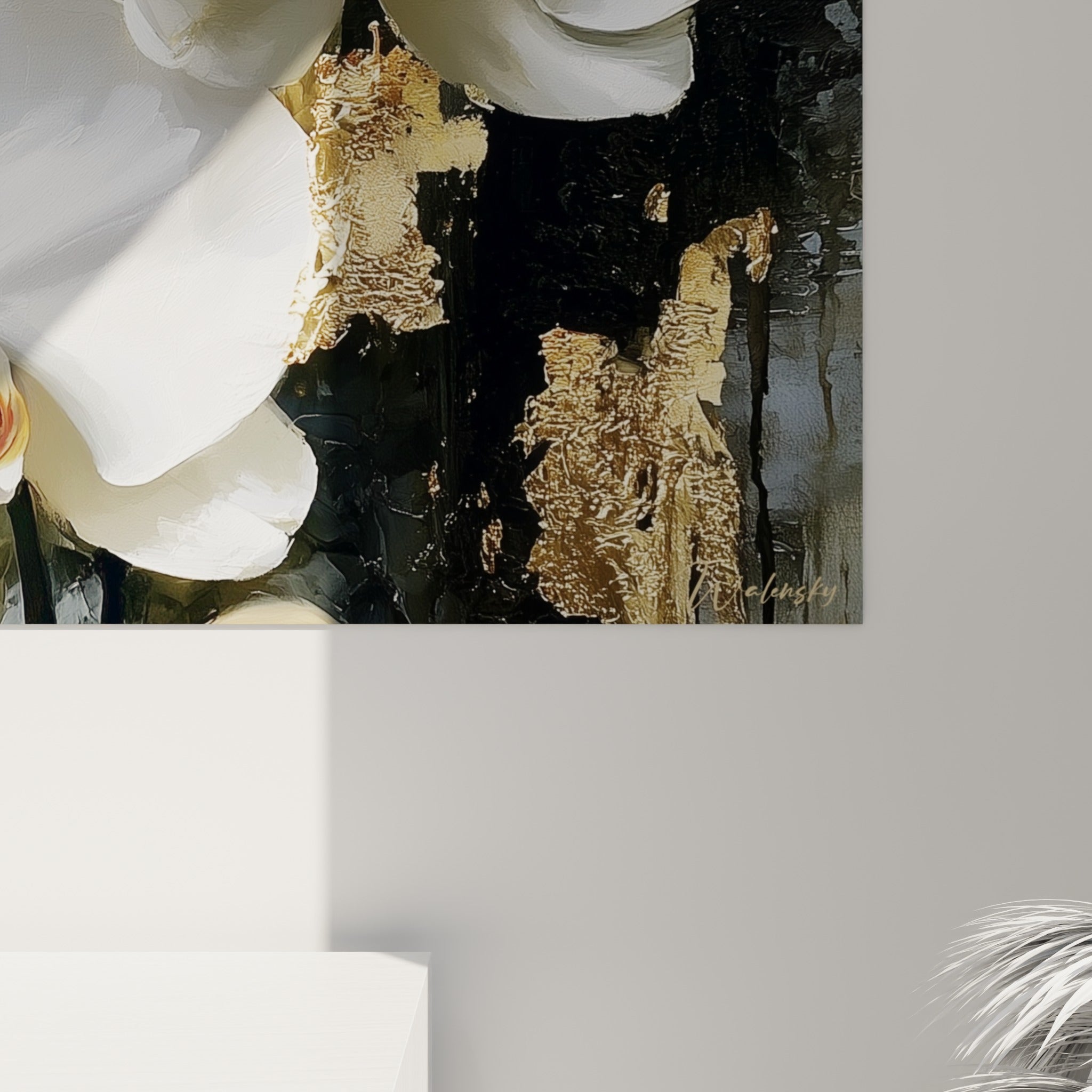 Empâtements blancs et dorures scintillantes sur la texture peinte de l'orchidée en gros plan