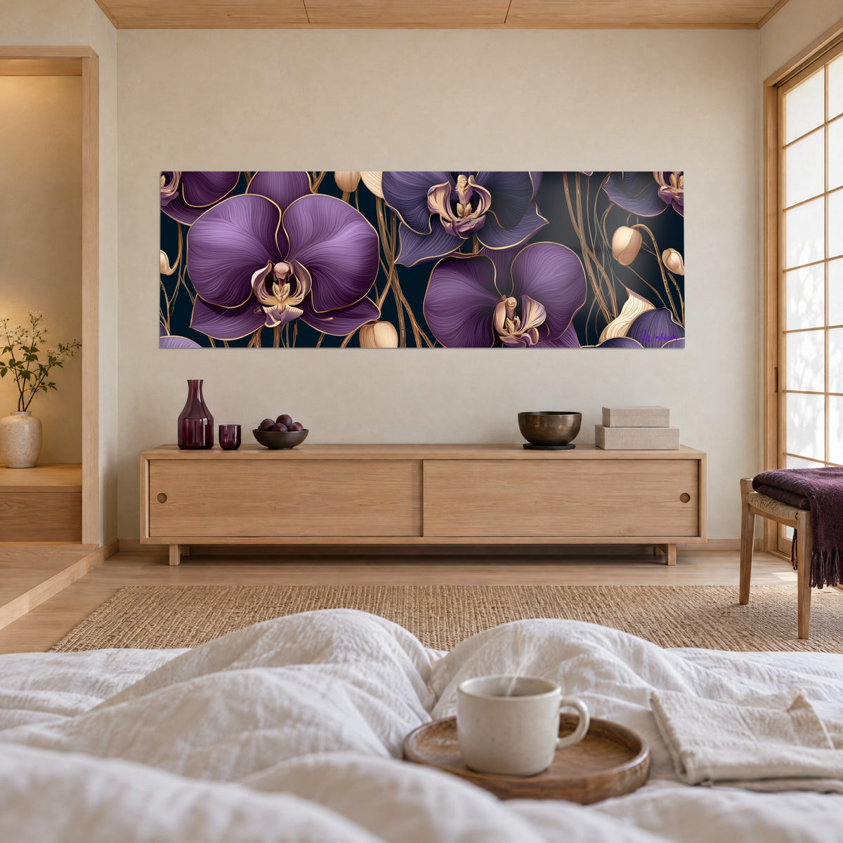 Cuadro de flores de orquídea malva y ciruela, contornos dorados sobre fondo azul noche, encima de una cama en un dormitorio luminoso