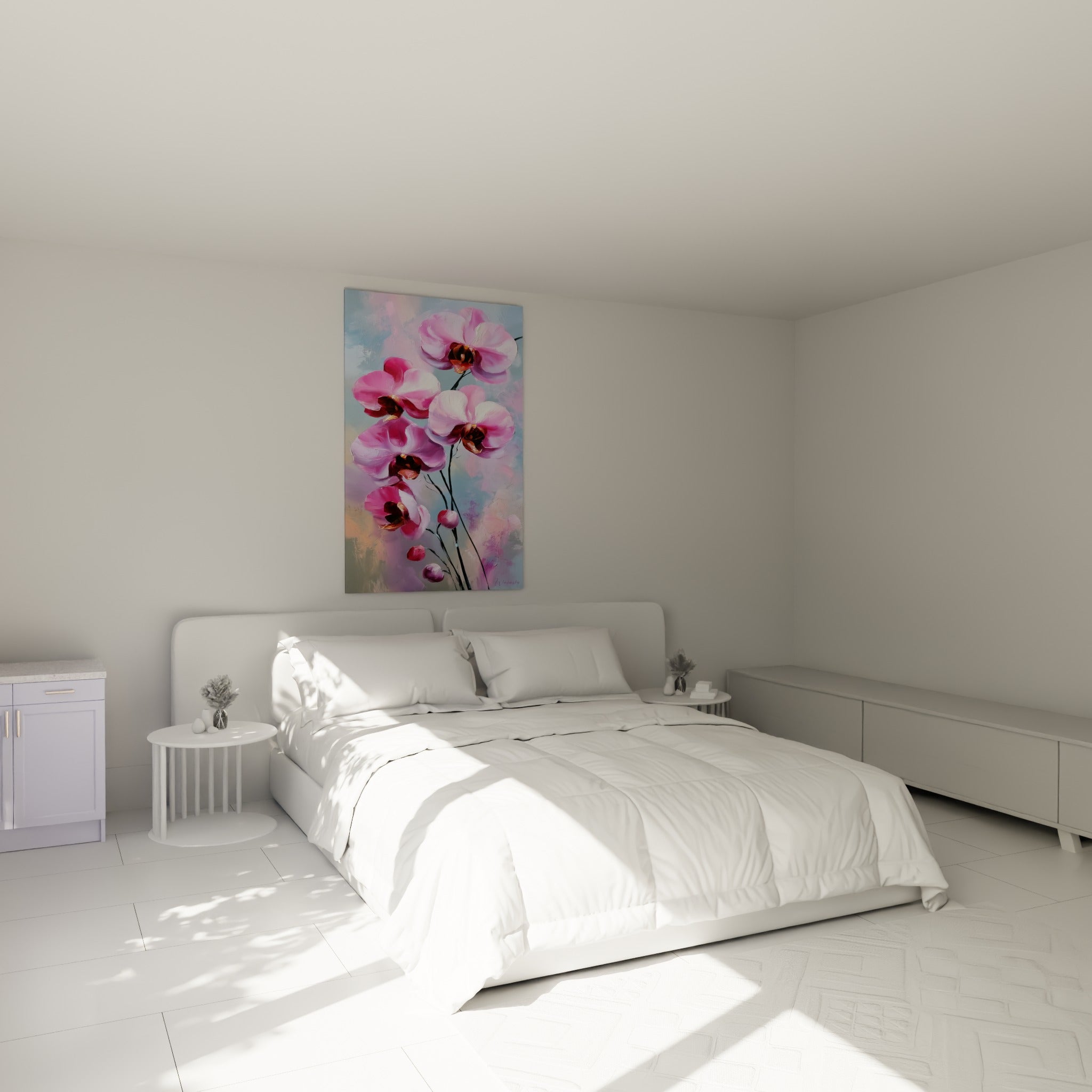 Fleurs d'orchidée rose et violette accrochées au-dessus d'un lit dans une chambre claire