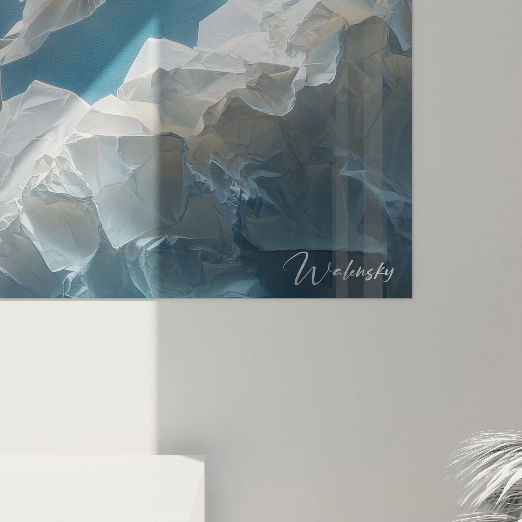 Tableau trompe l'oeil Walensky avec effet papier froissé en nuances de blanc et bleu accroché au mur