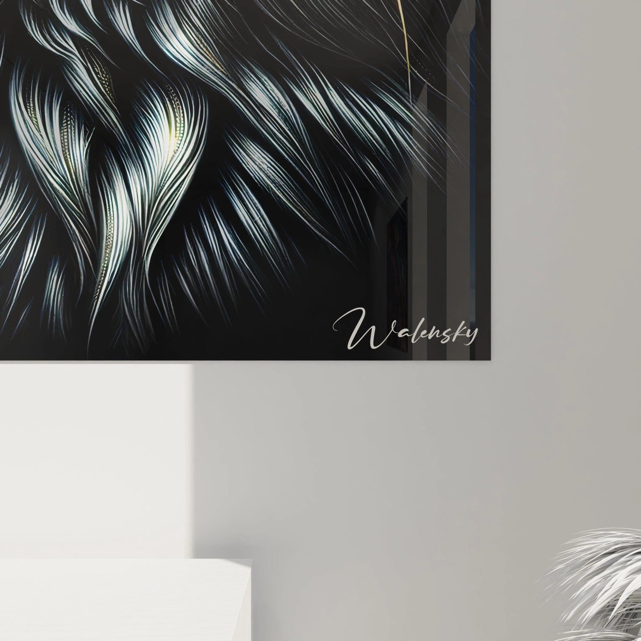 Un tableau d'animal présentant un chat aux yeux verts saisissants et au pelage noir décoré d'éléments ornementaux dorés. La texture détaillée des poils argentés et noirs crée un effet de mouvement, particulièrement visible dans la crinière volumineuse. Des motifs floraux et géométriques dorés embellissent le front, les joues et les oreilles sur fond noir profond.