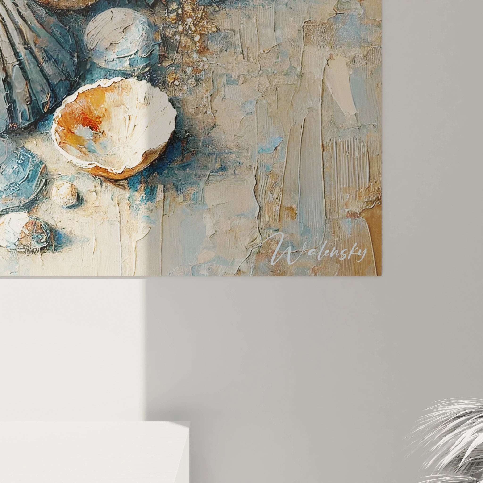 Vue rapprochée du tableau Coquillage. Chaque coquillage est soigneusement peint, offrant une texture realiste et une immersion dans l’univers marin. Les couleurs bleu, beige et blanc rappellent la plage.