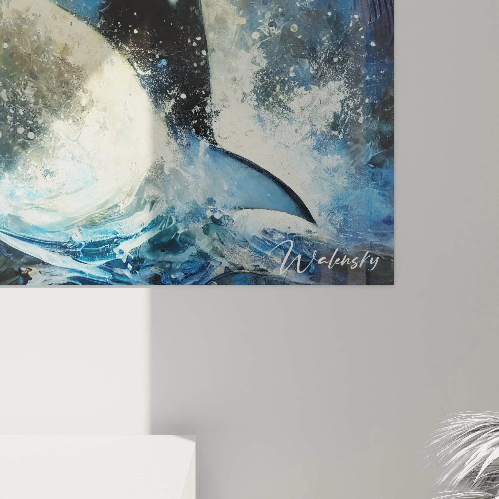 détail du tableau orque textures profondes éclats de lumière mouvement fluide nuances bleu noir blanc représentant un orque puissant jaillissant des eaux ambiance marine sauvage et apaisante