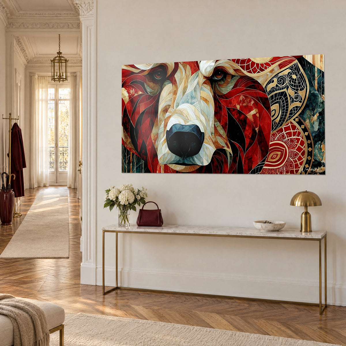 Gemälde stilisiertes Bärenporträt in karminroten und cremefarbenen Facetten, Arabesken in Schwarz und Gold, an einer goldenen Konsolenwand