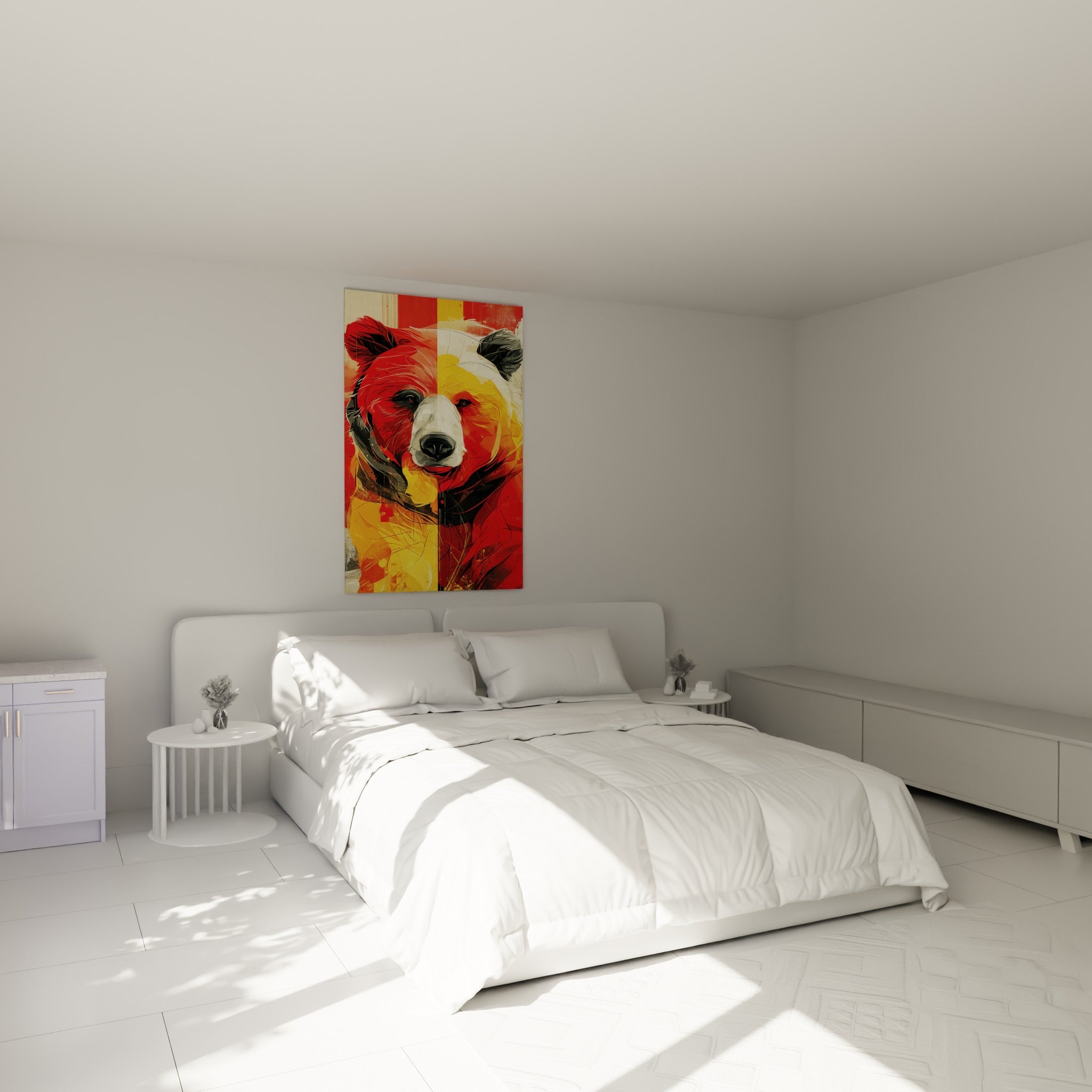 Ours brun rouge et jaune au regard perçant, accroché au-dessus d'un lit dans une chambre claire