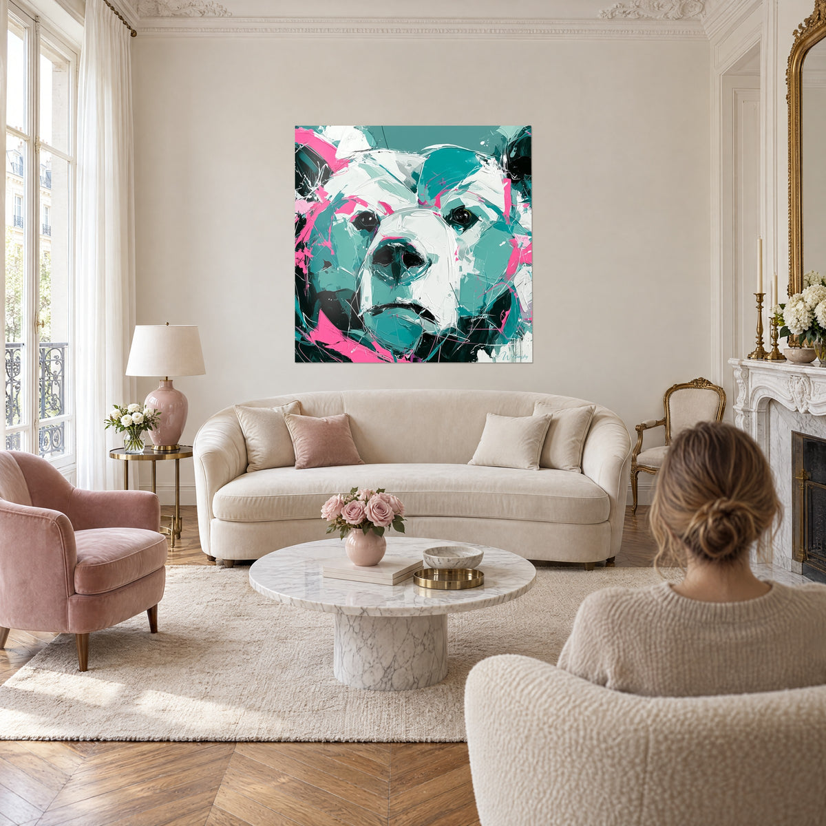 Tableau ours brun au regard fauve, touches turquoise et roses, couteau épais, au-dessus d'un canapé dans un salon lumineux