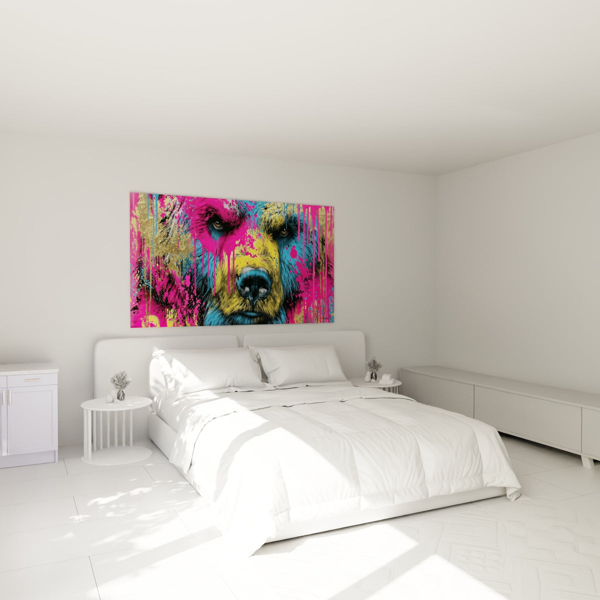 Museau d'ours brun coloré en rose et bleu électrique, accroché au-dessus d'un lit dans une chambre claire