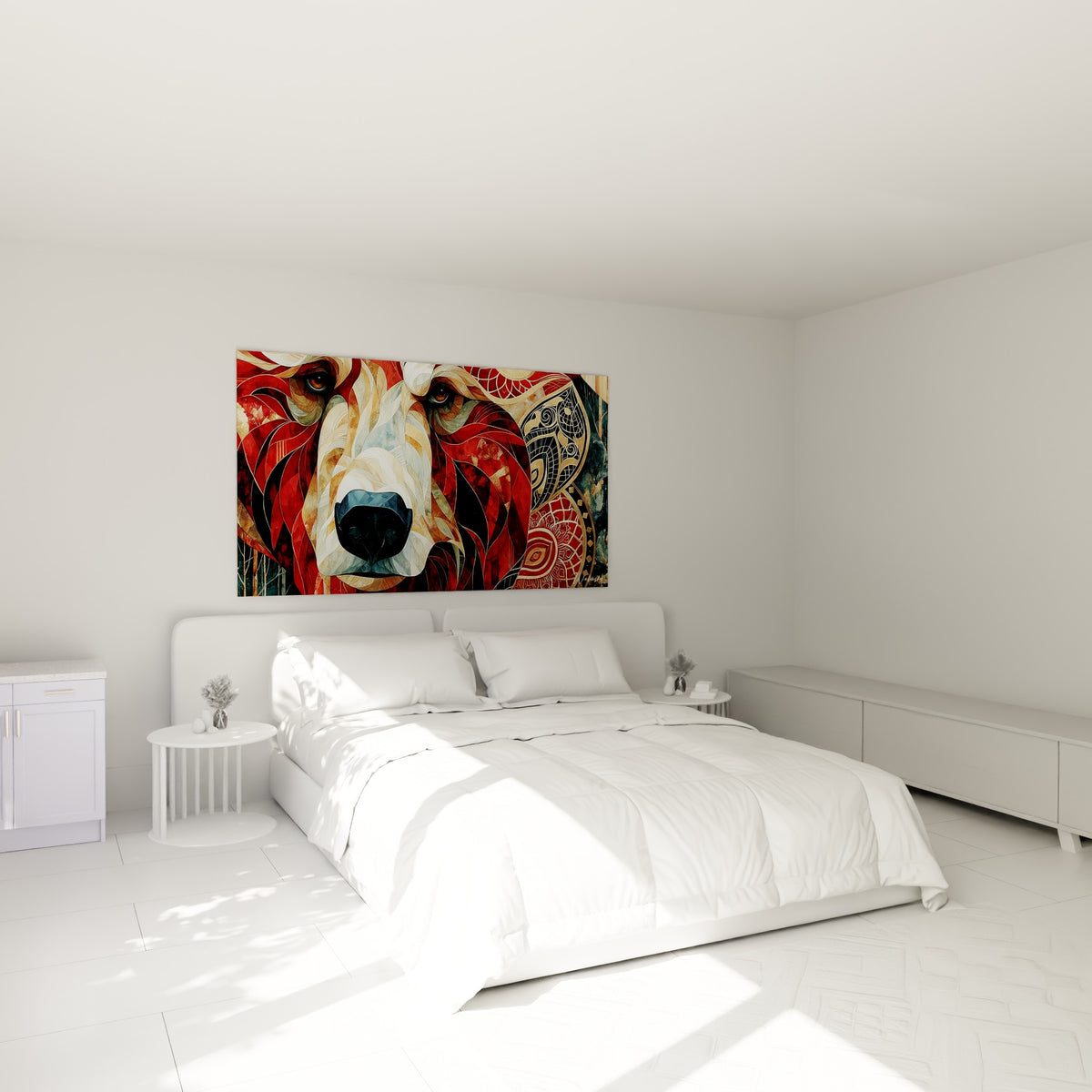 Ours brun aux teintes rouge et or, regard perçant, accroché au-dessus d'un lit dans une chambre claire