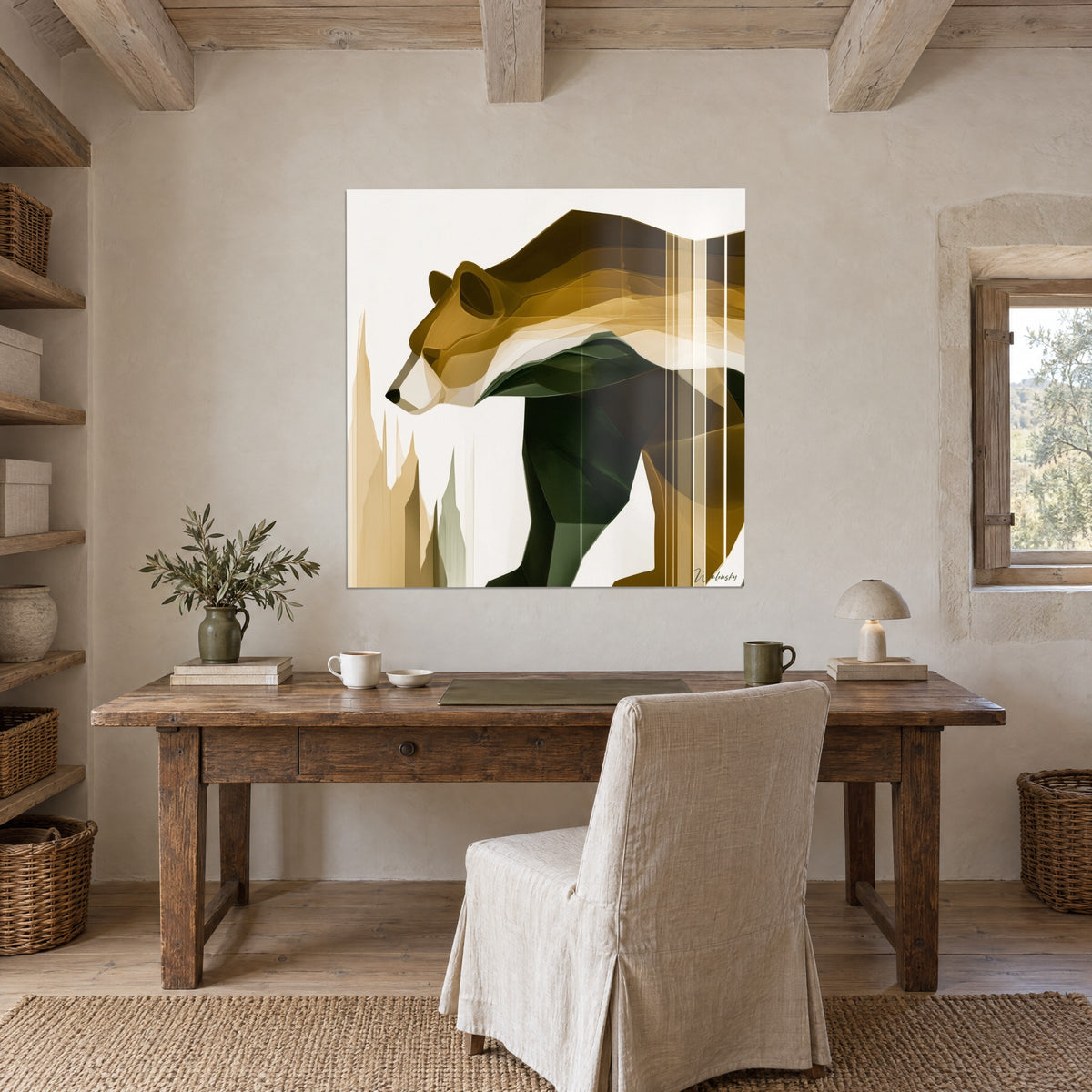 Schilderij beer in profiel van oker- en donkergroene facetten, beige pijlen links, boven een bureau van ruw hout tegen een kalkmuur