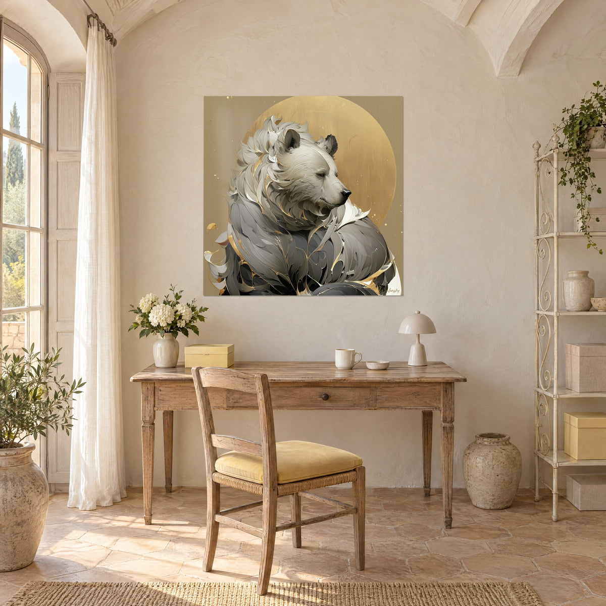 Tableau fauve du silence, pelage gris perle et filets dorés sur halo ocre, accroché au-dessus d'un bureau en bois clair