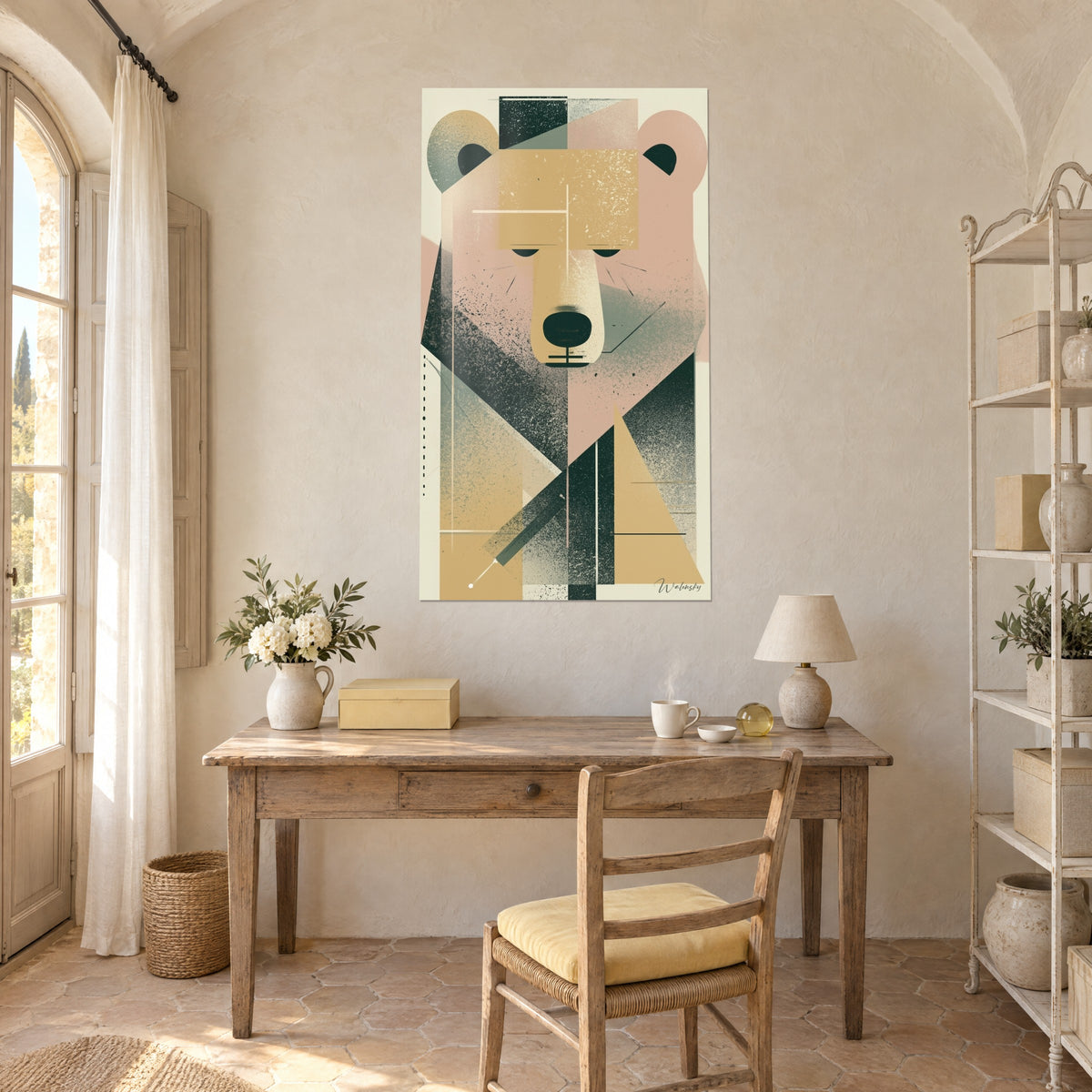 Tableau portrait d'ours cubiste, bandes vert sapin et plaque ocre texturée, sur un mur blanc au-dessus d'un bureau en bois clair
