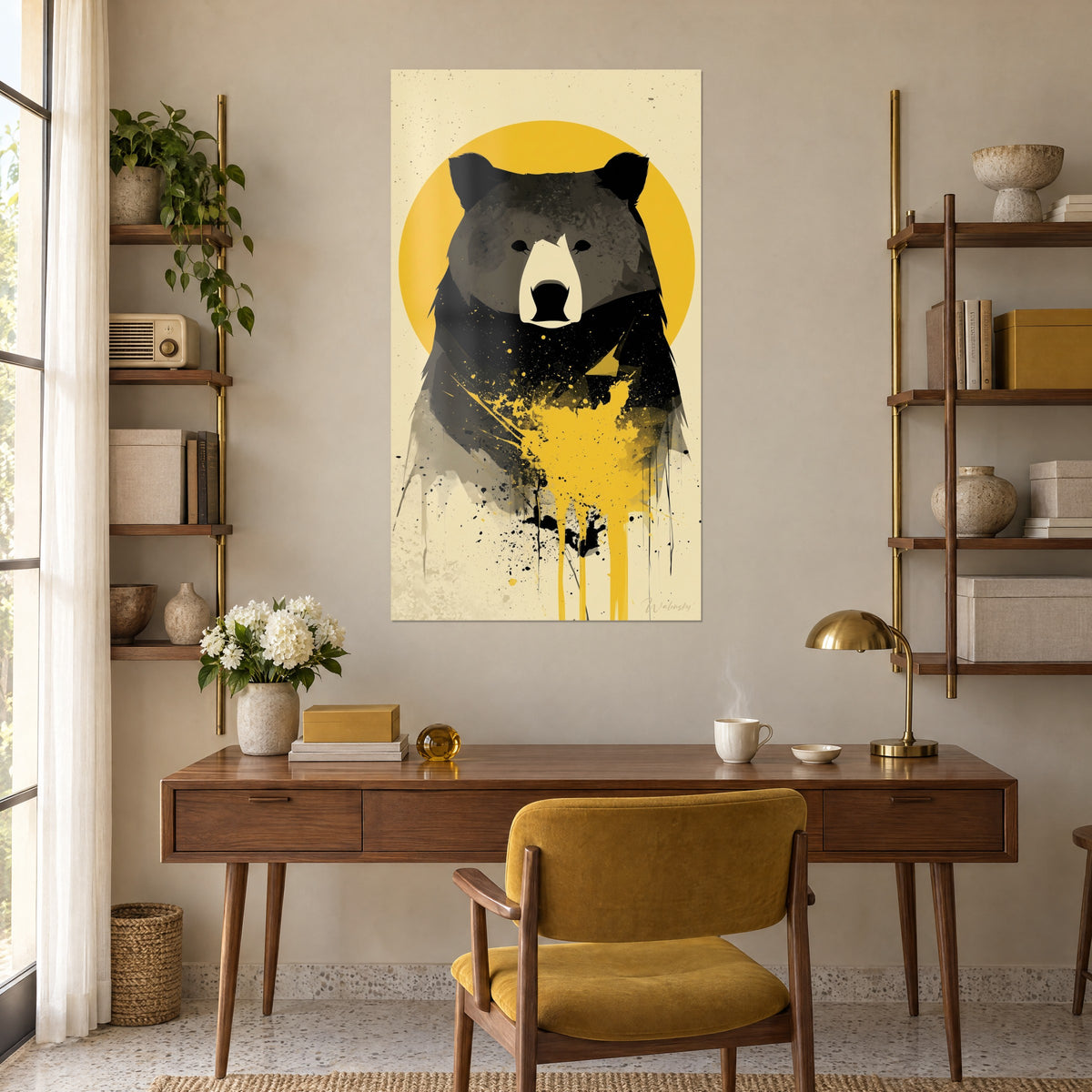 Quadro sagoma grafica di orso, nero profondo, giallo acceso e macchie di vernice, sopra una scrivania in legno e una sedia senape