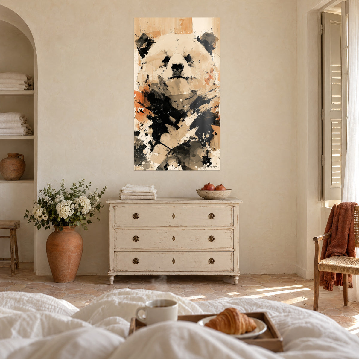 Tableau museau fissuré d'ours aux oreilles noires et touches orangées, au-dessus d'un lit dans une chambre claire