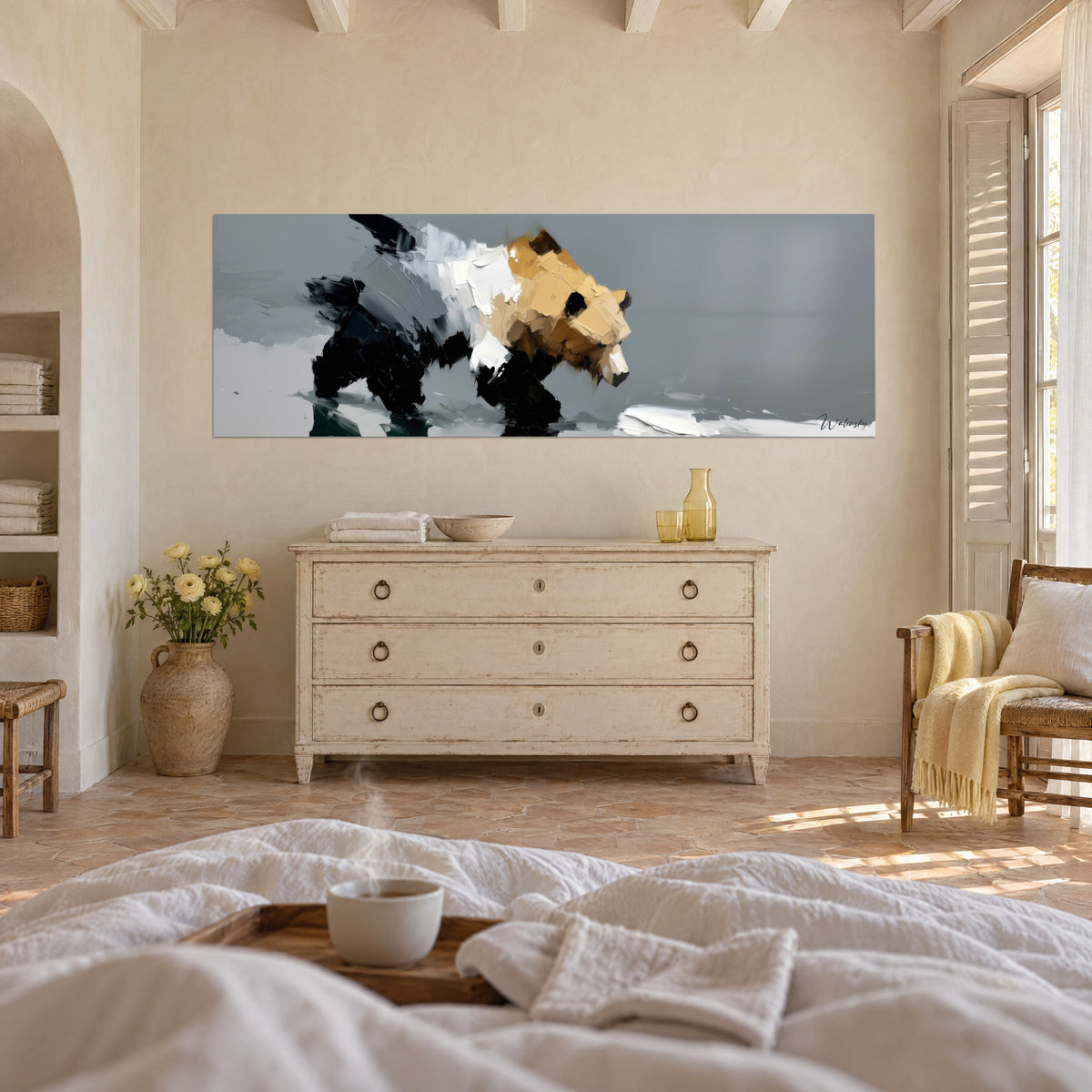 Cuadro de un oso (plantígrado) con planos blancos y ocres, suelo gris y nieve, colgado sobre una cama en un dormitorio luminoso
