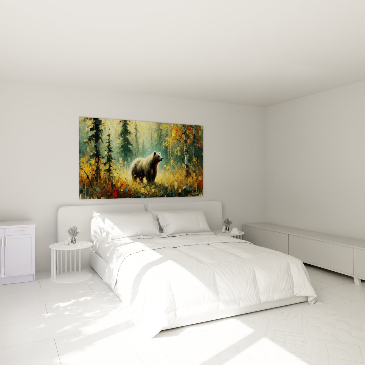 Ours brun au pelage clair traversant un sous-bois doré, accroché au-dessus d'un lit dans une chambre claire