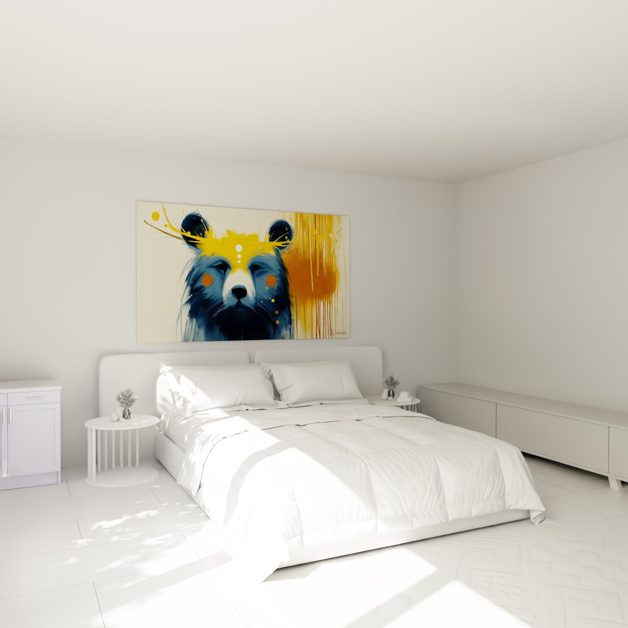 Museau blanc d'ours brun bleu marine sous une couronne jaune moutarde, au-dessus d'un lit dans une chambre claire