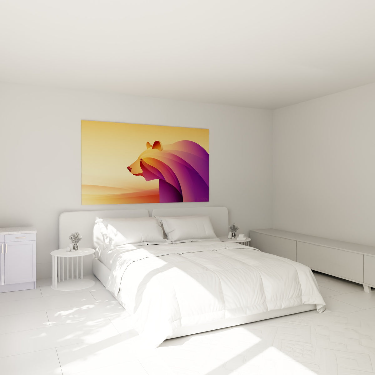 Ours brun doré et violet en formes géométriques, accroché au-dessus d'un lit dans une chambre claire