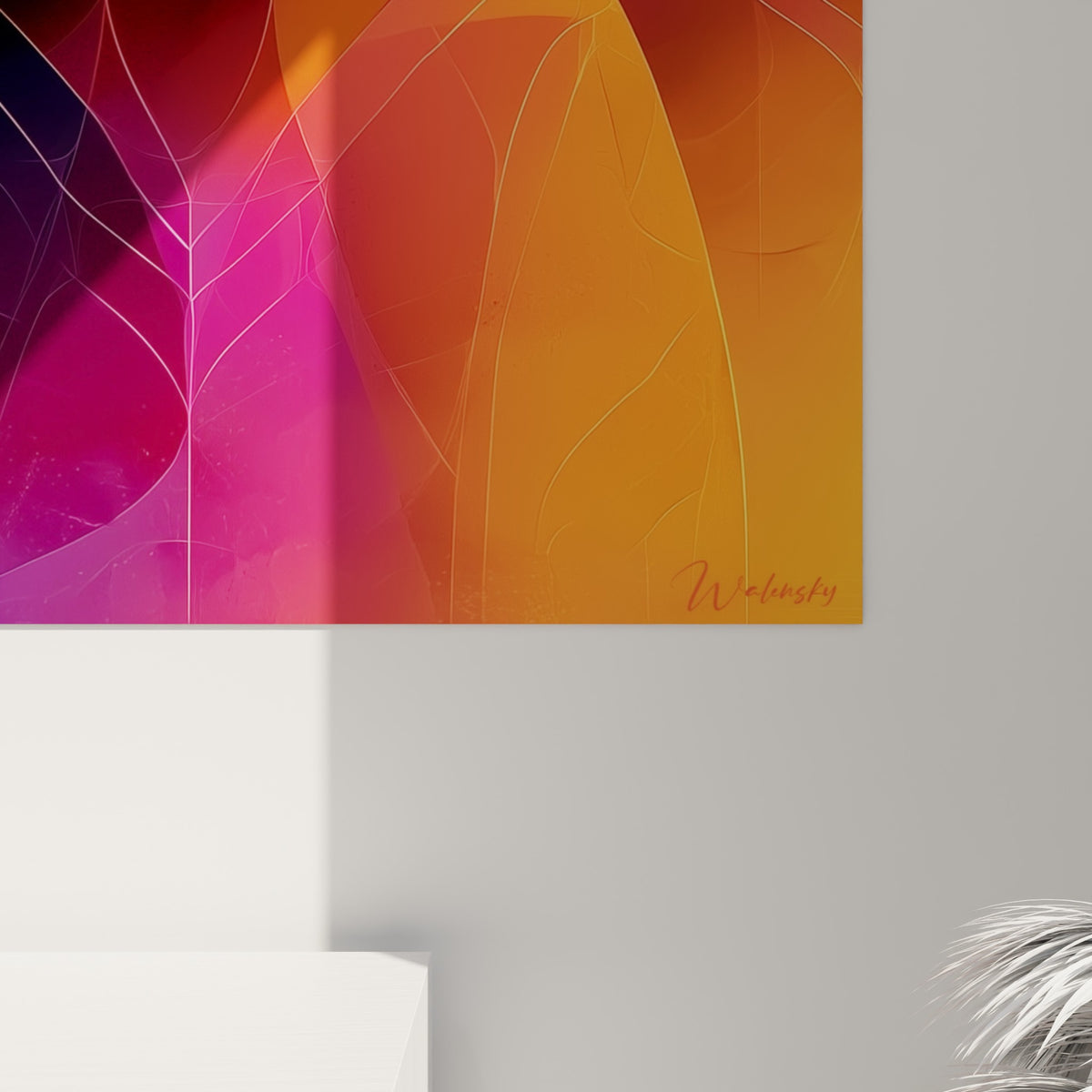 Détail des facettes vectorielles où le violet sombre rencontre l'orange lumineux du museau