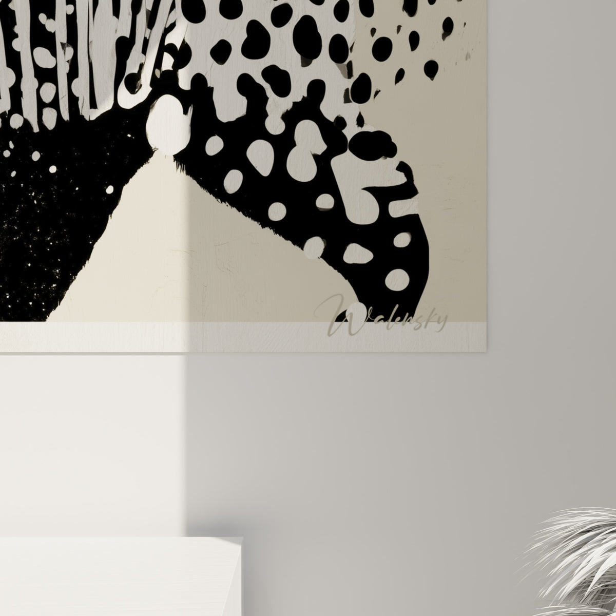 Détail du pelage graphique de l'ours brun révélant rayures nettes, pois blancs et grain d'impression sur toile