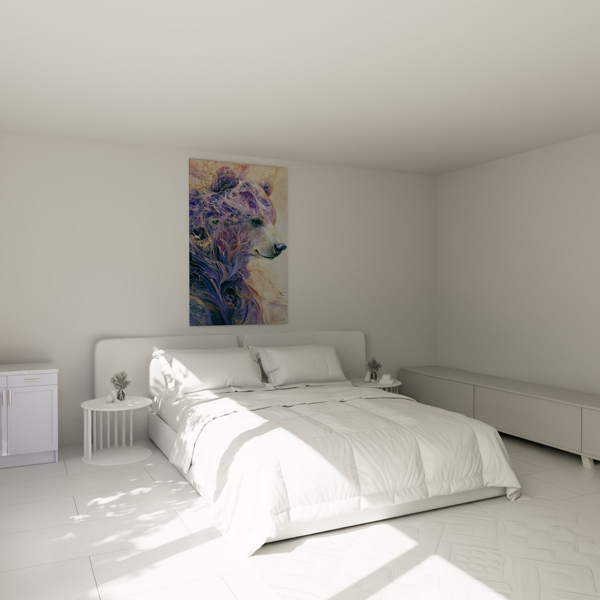 Profil d'ours brun aux coulures violettes et dorées accroché au-dessus d'un lit dans une chambre claire