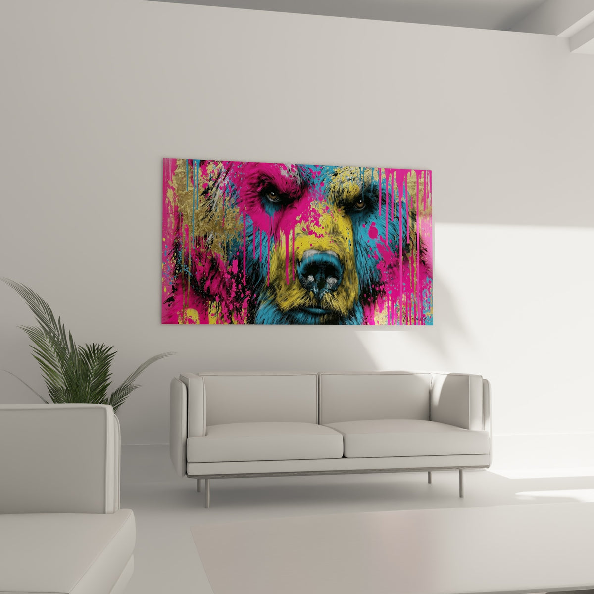 Portrait d'ours brun aux teintes jaune et bleu vif, suspendu au-dessus d'un canapé dans un salon lumineux