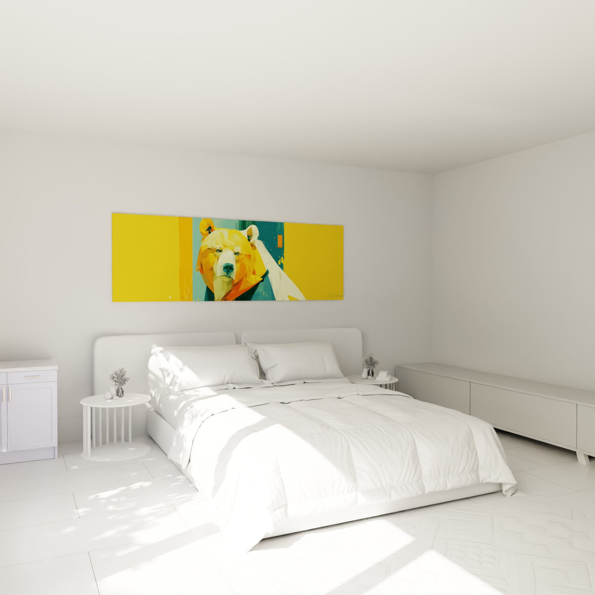 Ours brun doré aux touches orangées, tête massive, accroché au-dessus d'un lit dans une chambre claire