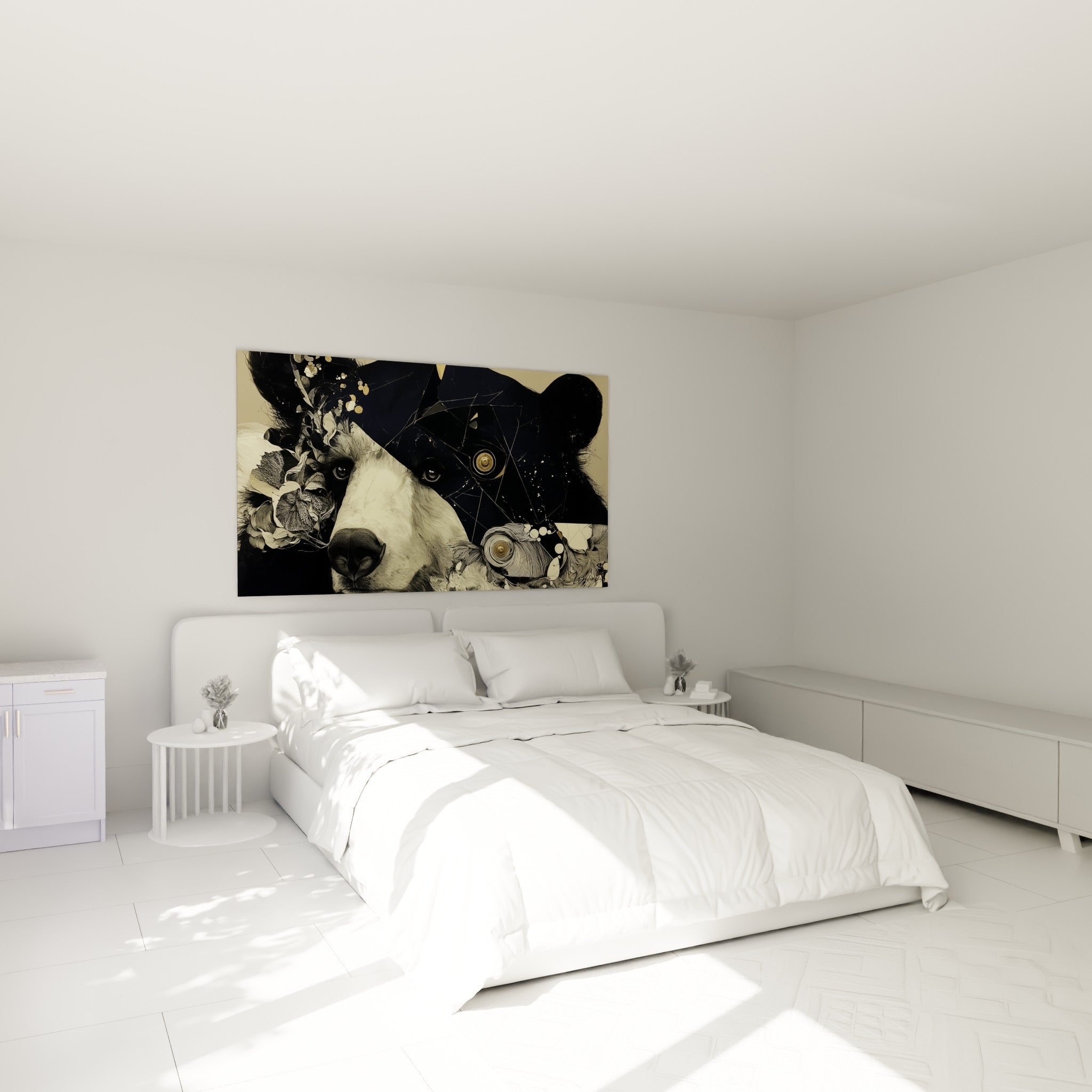 Regard dédoublé de l'ours brun, doré et crème, accroché au-dessus d'un lit dans une chambre claire