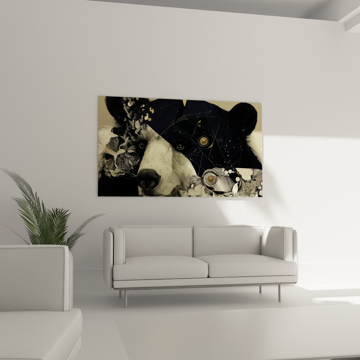 Visage fracturé de l'ours brun entre motifs floraux crème et facettes noires, au-dessus d'un canapé dans un salon lumineux