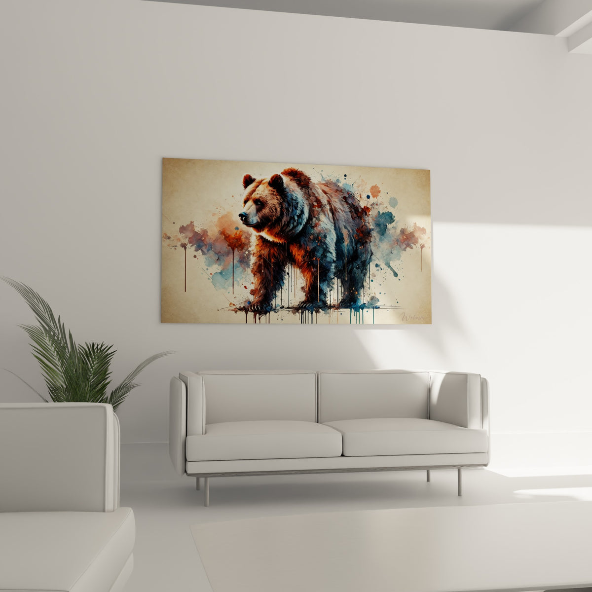 Ours brun fauve aux coulures anthracite et terracotta, au-dessus d'un canapé dans un salon lumineux