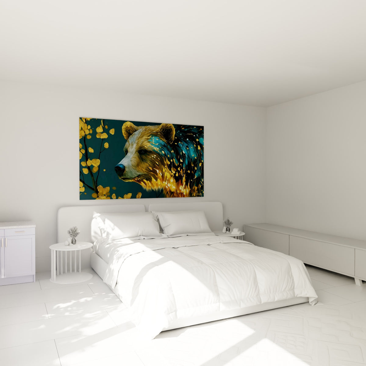 Ours brun aux reflets dorés et sarcelle accroché au-dessus d'un lit dans une chambre claire