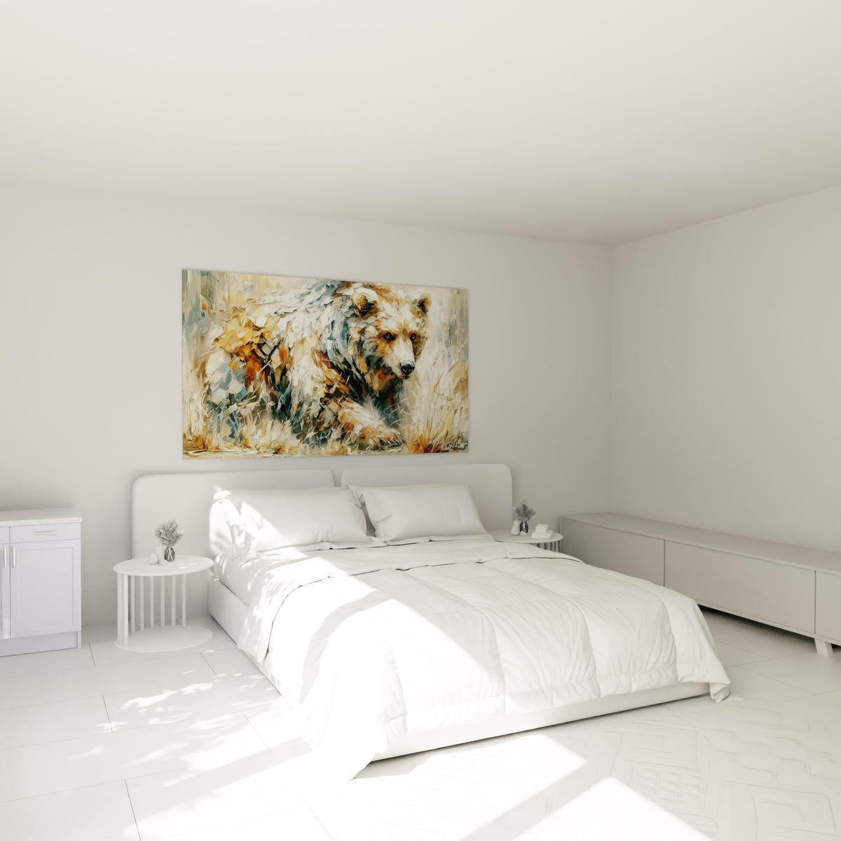 Fourrure dorée et bleutée de l'ours brun peinte au couteau, au-dessus d'un lit dans une chambre claire