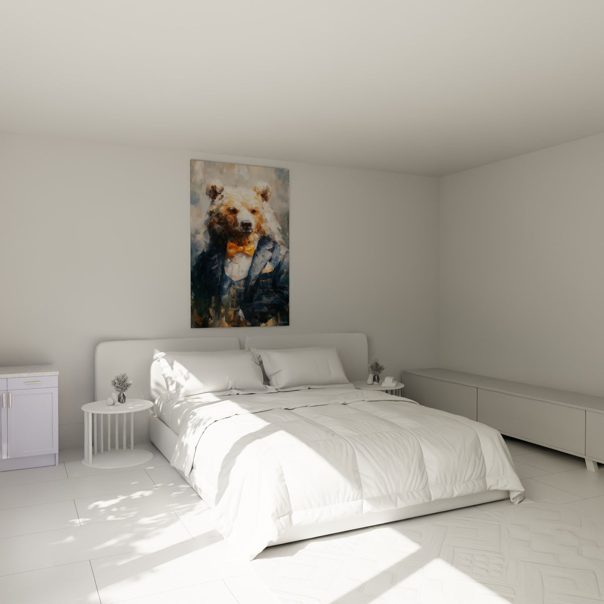 Portrait d'ours brun costumé bleu et orange accroché au-dessus d'un lit dans une chambre claire