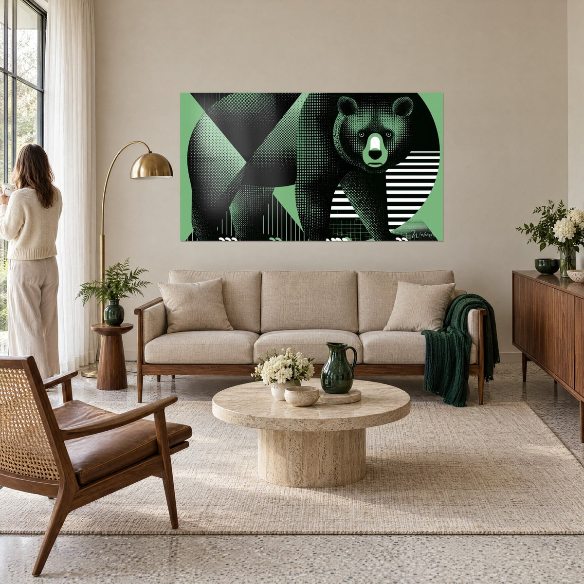 Cuadro oso gráfico en semitonos negros sobre fondo verde menta, rayas blancas, encima de un sofá en un salón luminoso