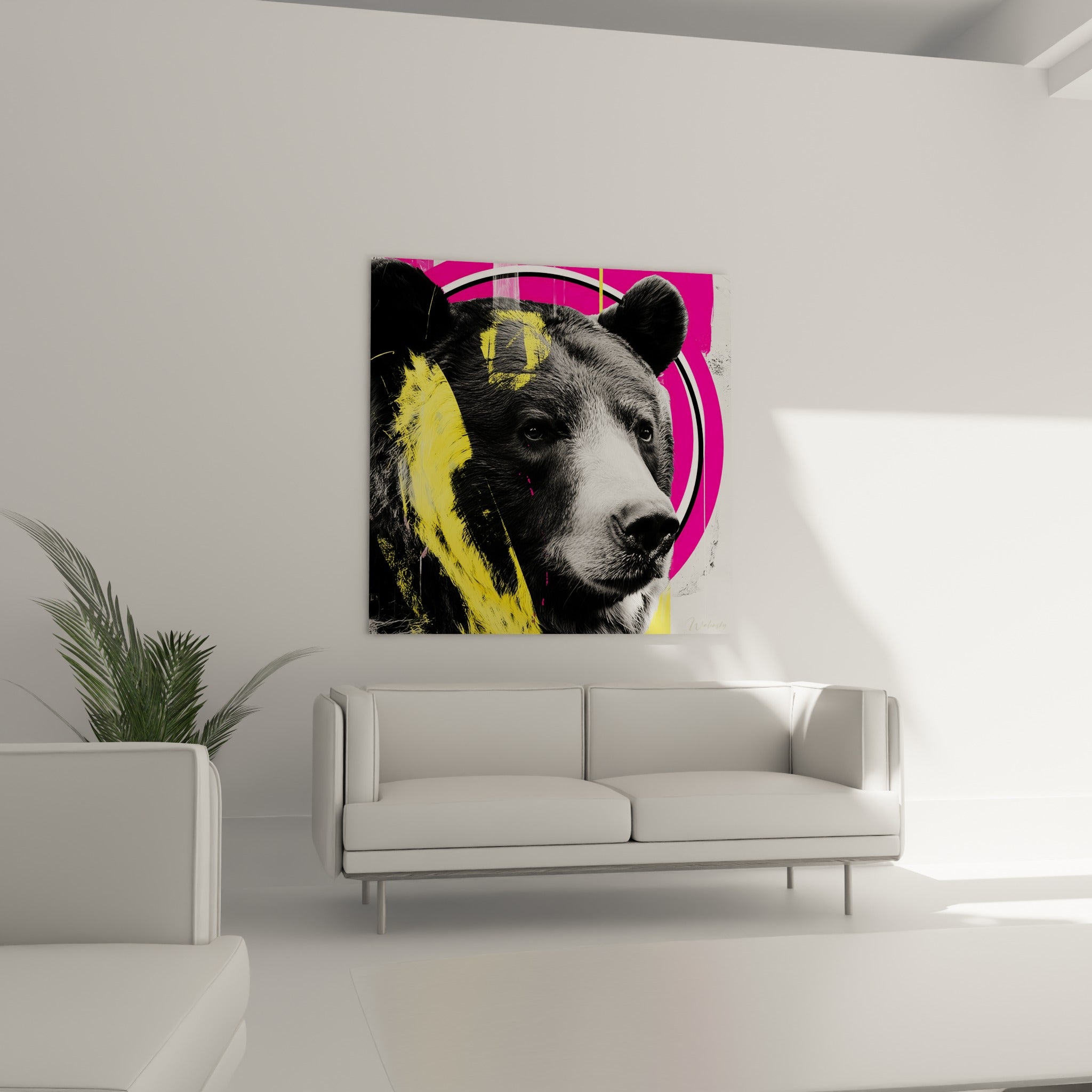 Ours brun aux touches jaunes et fuchsia électrique, accroché au-dessus d'un canapé dans un salon lumineux