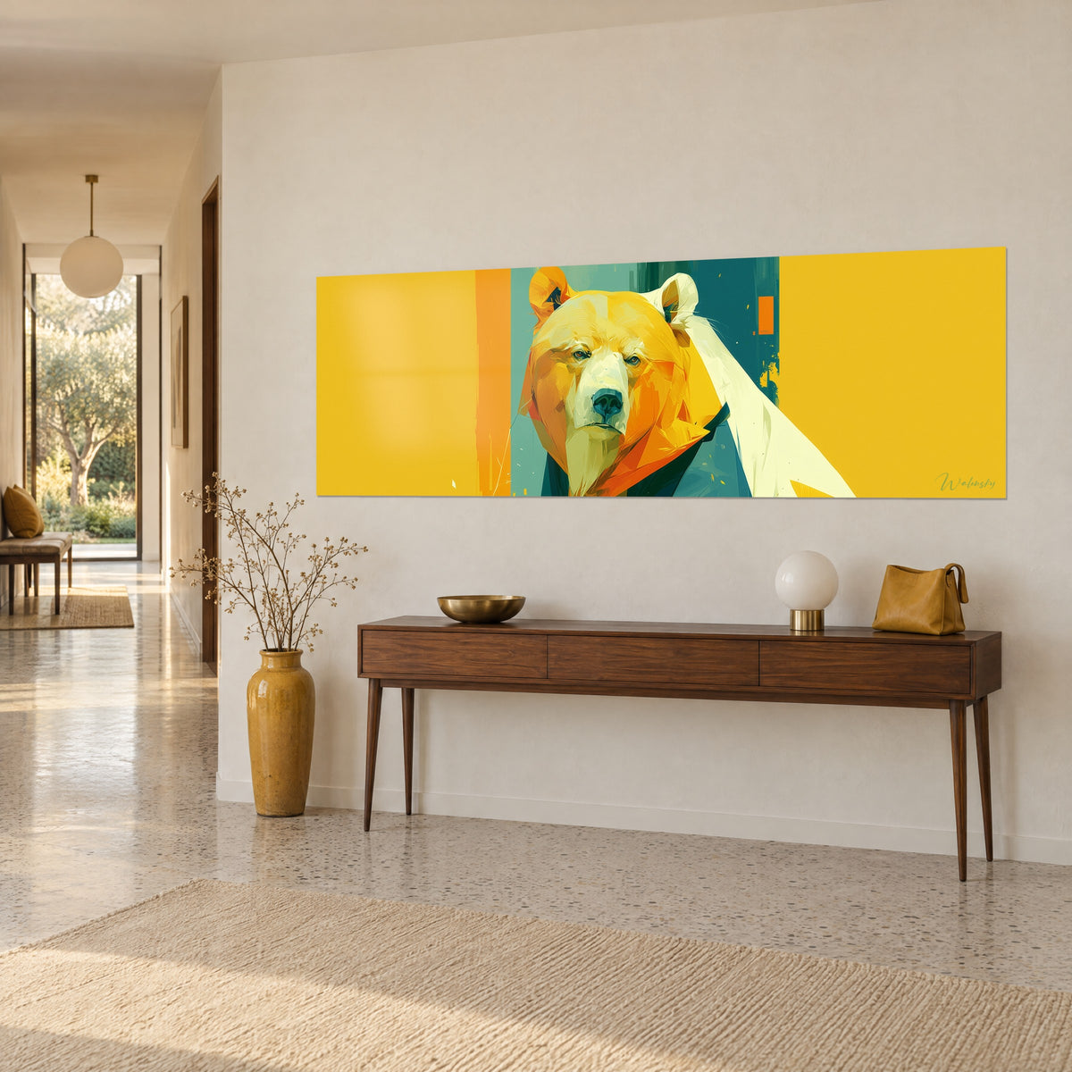 Cuadro gran oso en planos naranjas y azul pato, pelaje amarillo brillante, visto de tres cuartos sobre una consola de madera