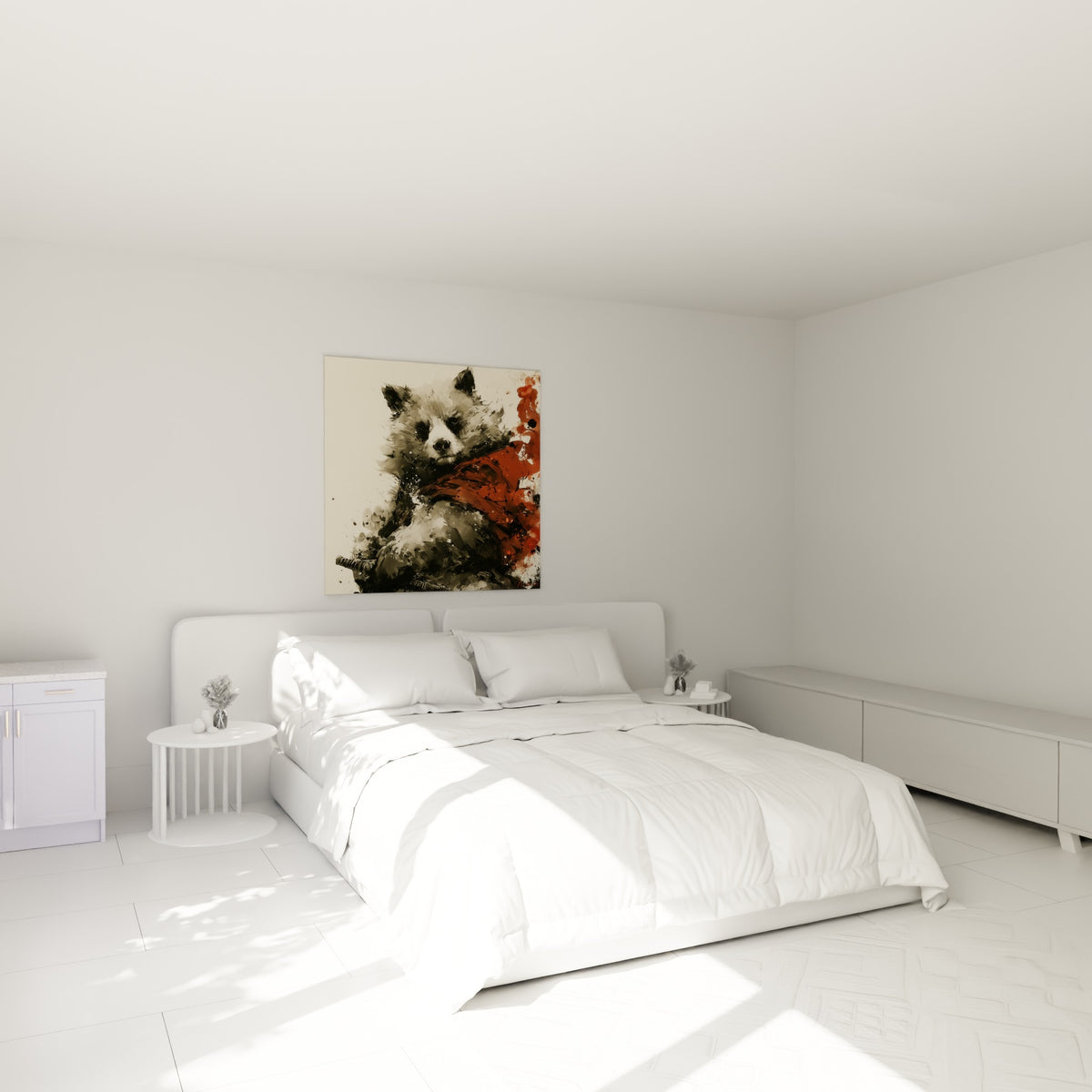 Guerrier ours brun en cape rouge et gris anthracite, accroché au-dessus d'un lit dans une chambre claire