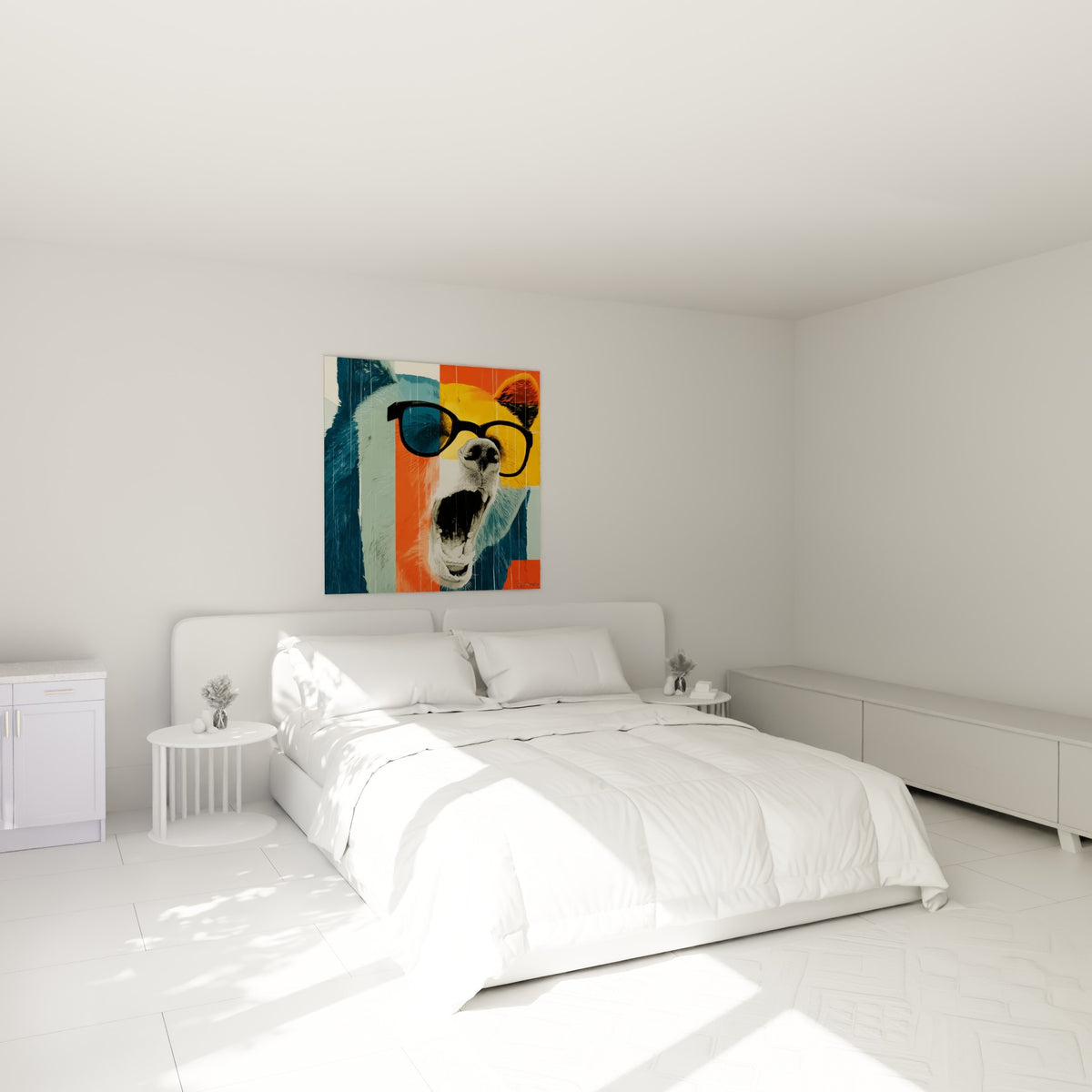 Museau d'ours brun aux lunettes noires et fond jaune moutarde, accroché au-dessus d'un lit dans une chambre claire