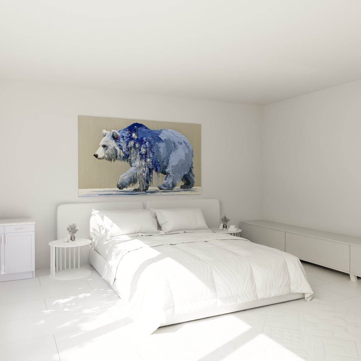 Silhouette animale bleu marine et blanche, coulures épaisses, au-dessus d'un lit dans une chambre claire