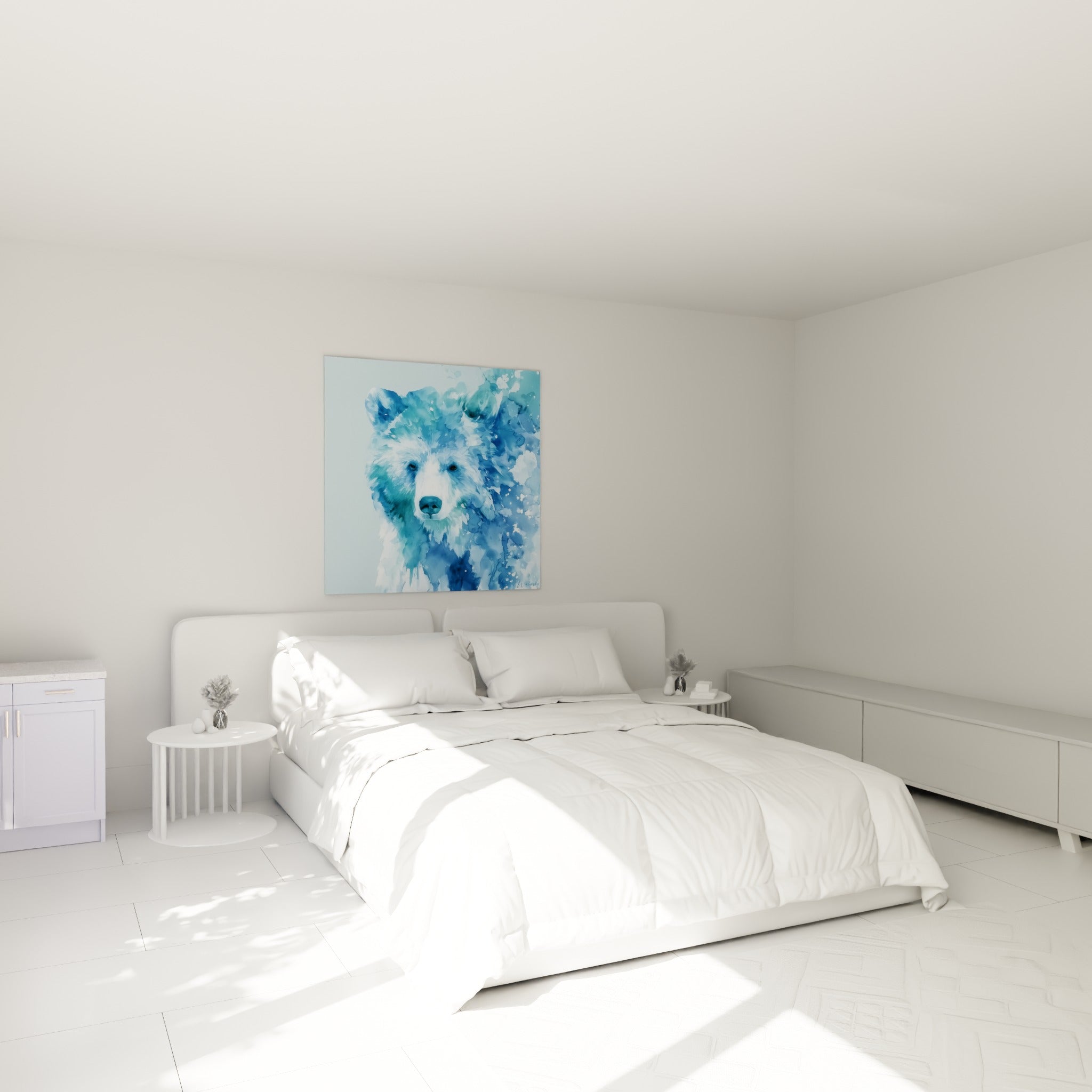 Museau blanc et pelage bleu glacé de l'ours brun accroché au-dessus d'un lit dans une chambre claire