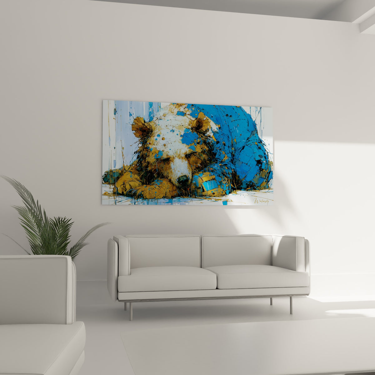 Museau blanc d'ours brun contrastant avec un pelage bleu et doré, au-dessus d'un canapé dans un salon lumineux