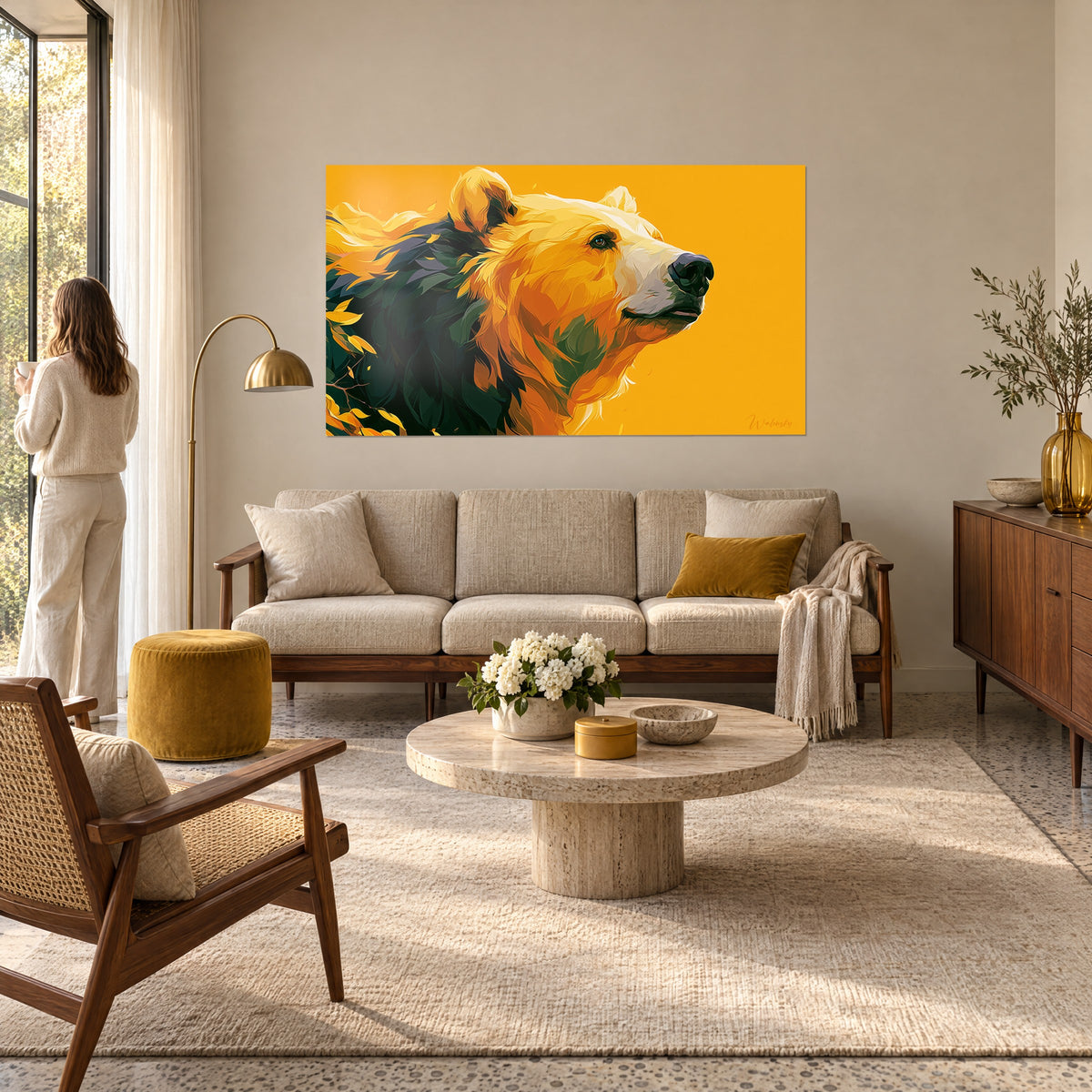 Tableau ours brun doré, museau tendu, pelage jaune safran et vert sapin sur fond ambre, au-dessus d'un canapé dans un salon lumineux