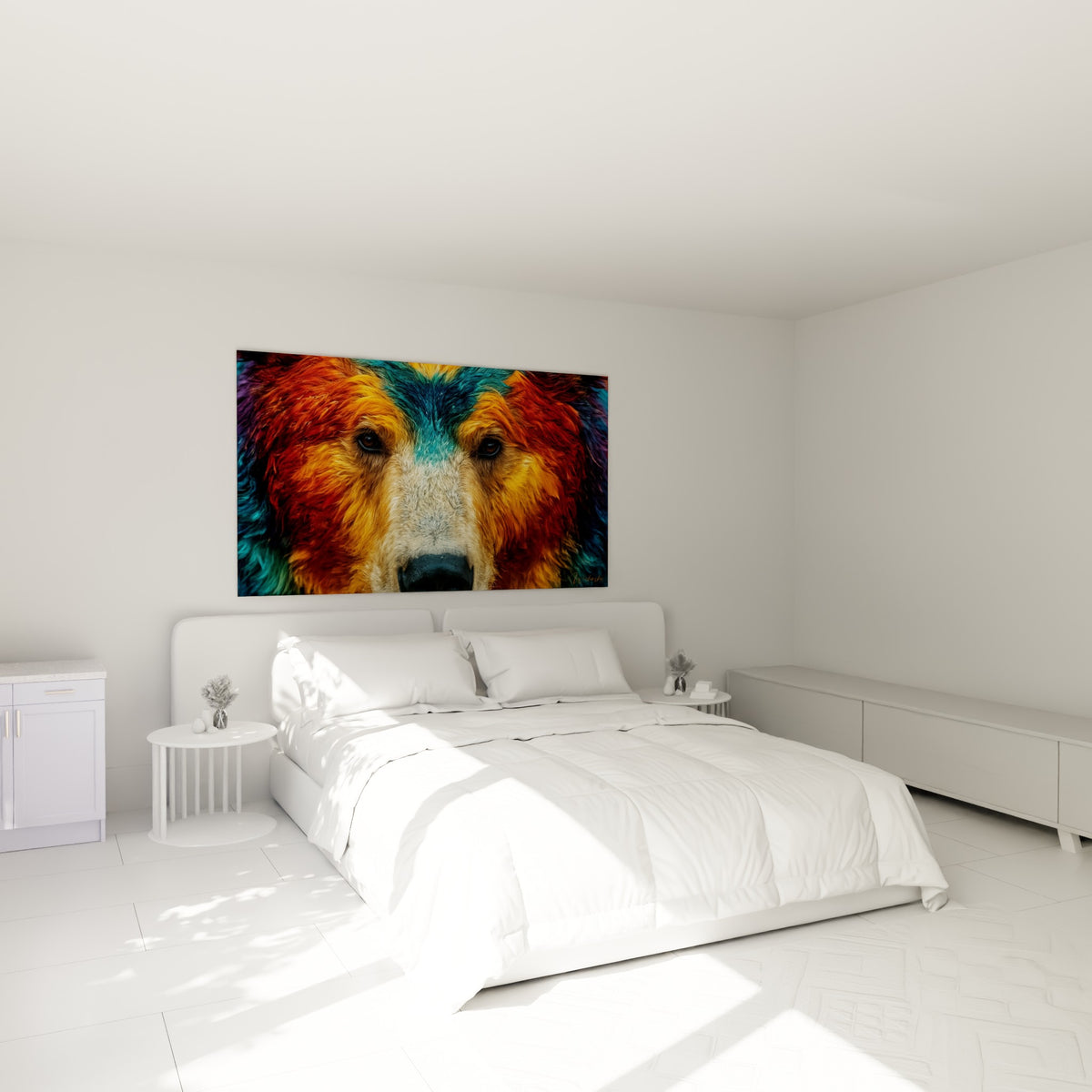 Ours brun aux tons orange et rouge profond, accroché au-dessus d'un lit dans une chambre claire