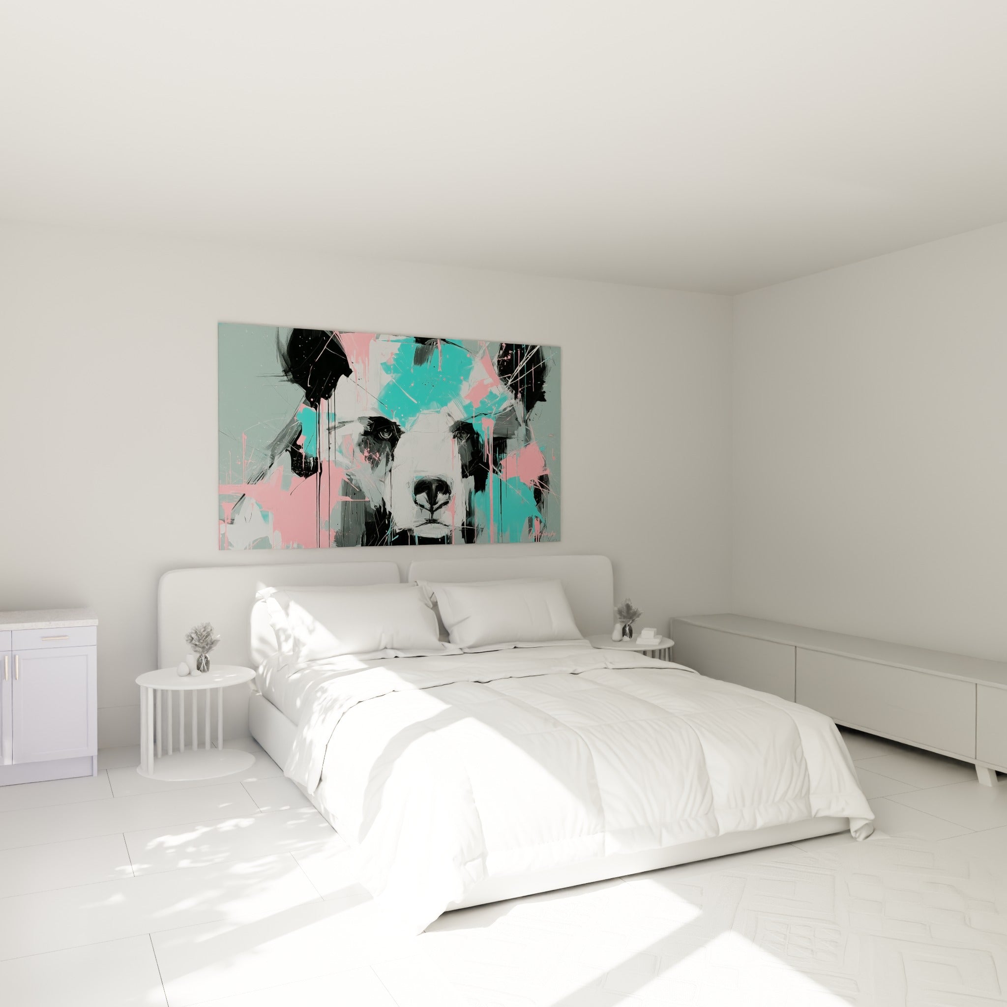 Museau noir et blanc de l'ours brun strié de coulées roses, accroché au-dessus d'un lit dans une chambre claire